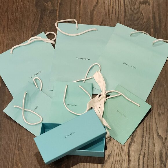 Tiffany's shopping bags and box - Picture 1 of 2